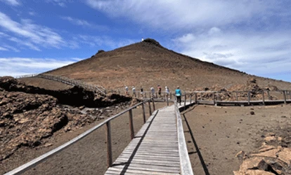 Pessoas na caminhada pela Ilha Bartolomé.