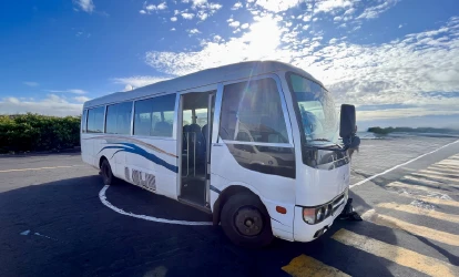 Ônibus de traslado para a Ilha Bartolomé.