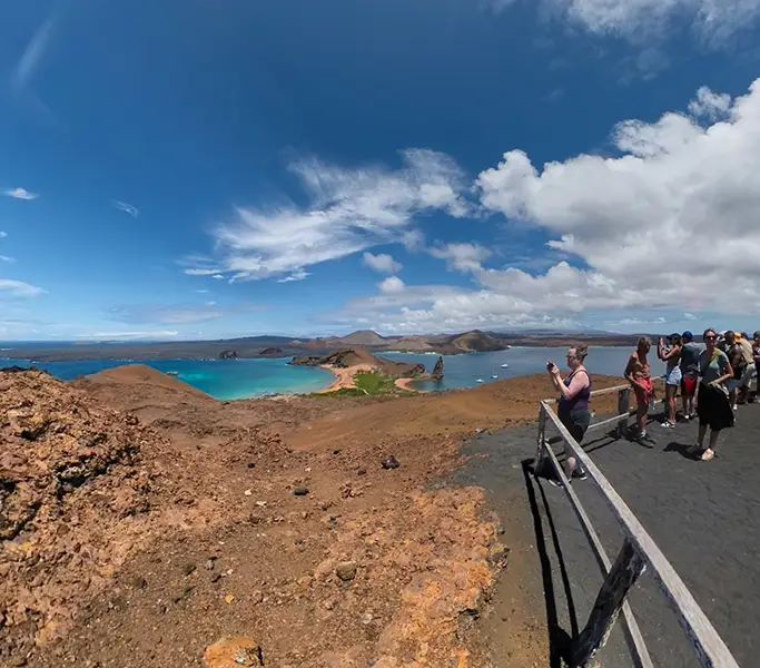 Pessoas no mirante da Ilha Bartolomé.