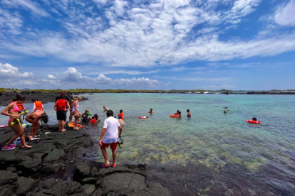 Pessoa curtindo o mar.
