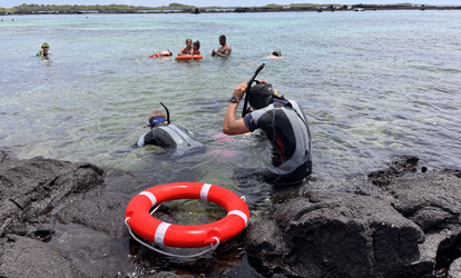 Pessoas praticando mergulho com snorkel na Ilha Isabela.