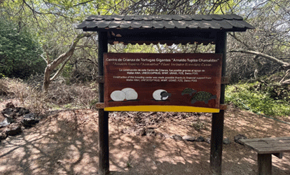 Placa na entrada do centro de reprodução Arnaldo Tupiza na Ilha Isabela.