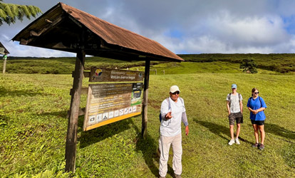 Guia explicando a rota para o vulcão Sierra Negra