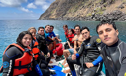 Pessoas em um barco fazendo mergulho com snorkel.