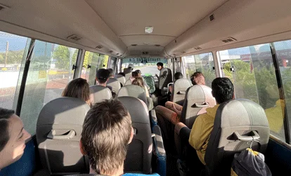Pessoas indo em direção ao canal de itabaca.