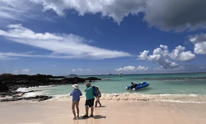 Pessoas na praia Las Bachas.