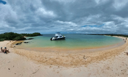 Praia de Bahia Borreros com maré calma e o ferry atracado.