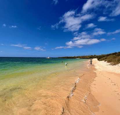 Pessoas caminhando na praia de Bahia Borreros.